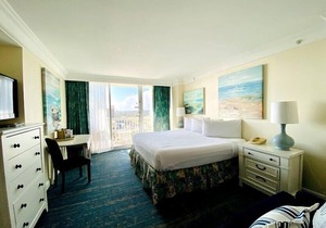 Air-Conditioned 14th Floor King Studio Steps from the Beach | Access to 4 Pools + 2 Hot Tubs