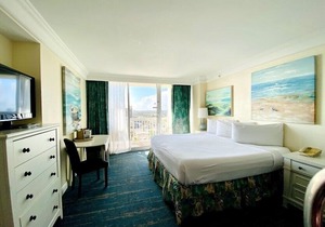 Air-Conditioned 14th Floor King Studio Steps from the Beach | Access to 4 Pools + 2 Hot Tubs