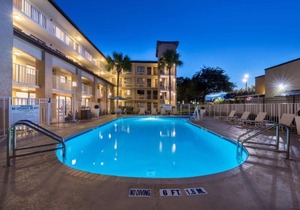 Amazing Find! Two Cozy and Clean Units, Pool, Breakfast, Parking, Shuttle
