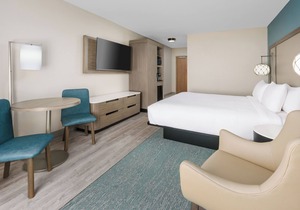 Amazing Location! Relaxing Room, Free Breakfast, Outdoor Pool w/Fantastic View