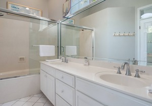 Amazing Marina and Bayfront Views! Coastal Decor, Walk to Pool, Tram to BEACH