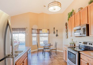 Amazing retreat near Disney with WiFi, private pool/spa & patio seating