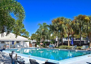 Amazing View - On Golf Course - Top Floor - Near Beaches, Shopping & Restaurants