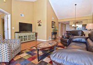 Amazing View - On Golf Course - Top Floor - Near Beaches, Shopping & Restaurants