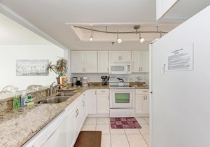 Anna Maria Island Beach Sands 203-Private Beach Access-Free Wi-Fi-Heated Pool