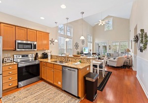Beach Cottage with TWO golf carts! Near Pool & Hot Tub, Easy Access to Beach.