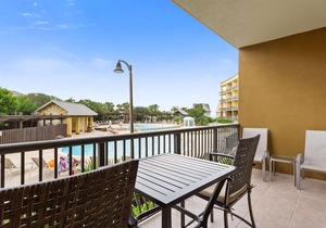 Beach Resort 203 - Gulf View, Heated Community Pool, Free Beach Service!