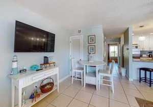 Beach-themed condo w/shared pool, easy beach access, patio & outdoor dining area