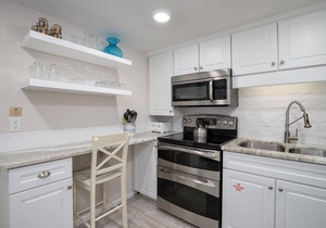 Beach Villa w/NEW 6-Seat GOLF CART! Near Beach, Pool, Baytowne Wharf & Tram.