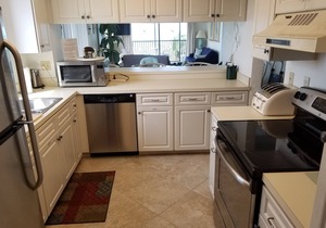 Beachfront Condo 2Bed/2Bath With Pool, Hot Tub, and Private Balcony-Nice Escape