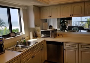 Beachfront Condo 2Bed/2Bath With Pool, Hot Tub, and Private Balcony-Nice Escape
