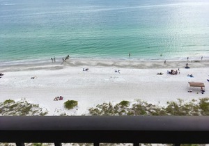 Beachfront condo with gorgeous views!