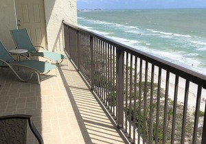 Beachfront condo with gorgeous views!