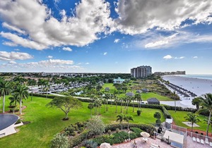 Beachfront Marco Island Condo w/ Pool Access!