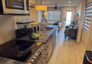 Beachfront Studio - One the sand - New Remodel - Free Parking - I