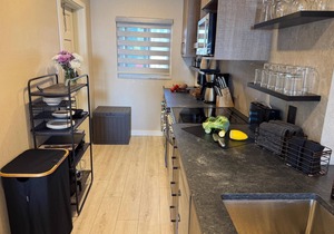 Beachfront Studio - One the sand - New Remodel - Free Parking - I