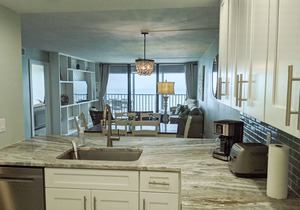 Beachside Haven w/Private Balcony/Free WiFi/Washer/Dryer/Shared Pool/Central AC