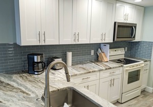 Beachside Haven w/Private Balcony/Free WiFi/Washer/Dryer/Shared Pool/Central AC