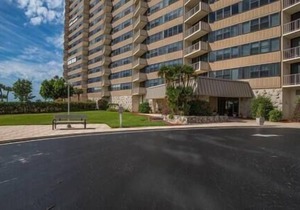 Beautiful 2BR 2BA Beachfront Condo – Prime Location