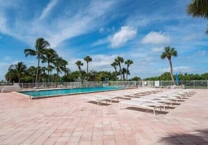 Beautiful 2BR 2BA Beachfront Condo – Prime Location