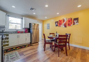 Beautiful 2BR House/1 Gbps/Office Desk+Chair