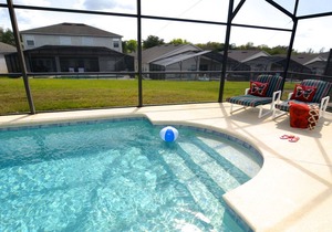 Beautiful 4 Bed/3 bath South-Facing Pool Home, 8 miles to Disney World!
