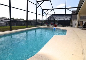 Beautiful 4 Bed/3 bath South-Facing Pool Home, 8 miles to Disney World!