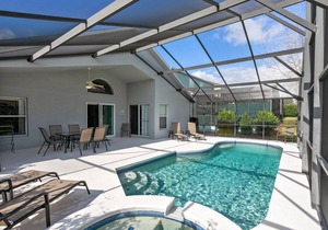 Beautiful 4 Bedroom 3 Bathroom pool and spa Villa In Secure Gated Community