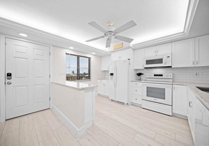 Beautiful beach view condo, large pool, lanai, on Sanibel Island