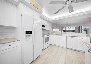 Beautiful beach view condo, large pool, lanai, on Sanibel Island