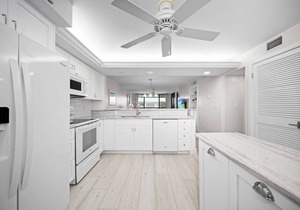 Beautiful beach view condo, large pool, lanai, on Sanibel Island