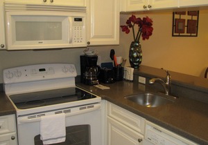 Beautiful Condo - close to everything