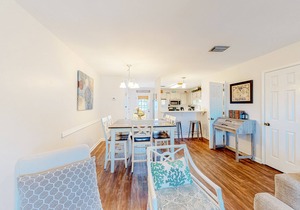 Beautiful condo with WiFi, outdoor pool & easy beach access - snowbirds OK