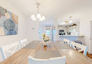 Beautiful condo with WiFi, outdoor pool & easy beach access - snowbirds OK
