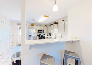 Beautiful condo with WiFi, outdoor pool & easy beach access - snowbirds OK