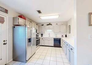 Beautiful condo with WiFi, outdoor pool & easy beach access - snowbirds OK