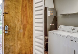 Beautiful condo with balcony, grill & washer/dryer - near shops & dining