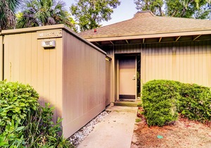 Beautiful condo with balcony, grill & washer/dryer - near shops & dining