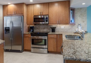 BEAUTIFUL & IMPECCABLY MAINTAINED BEACHFRONT CONDO ON USA’S #1 SIESTA KEY BEACH