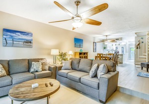 Beautiful, sunlit home with pool, tennis court & beach access - near the marina