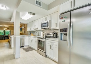 Beautiful, sunlit home with pool, tennis court & beach access - near the marina