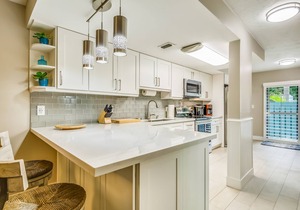 Beautiful, sunlit home with pool, tennis court & beach access - near the marina