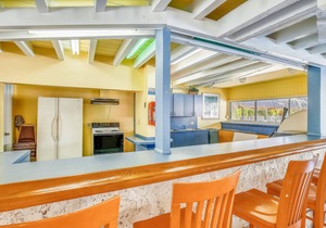 Beautiful, sunlit home with pool, tennis court & beach access - near the marina