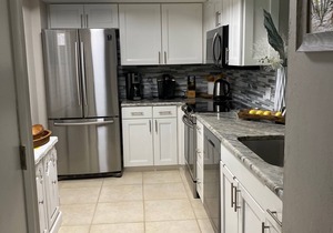 Beautifully furnished 3rd floor corner condo W/view!
