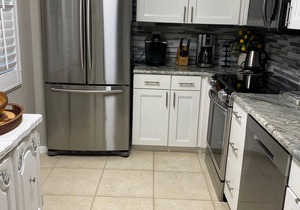 Beautifully furnished 3rd floor corner condo W/view!