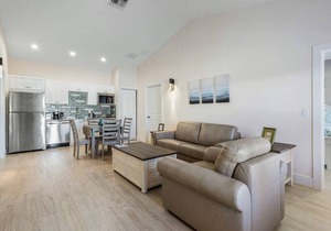 Bermuda Bungalows #1 🌴🏄‍♀️Quick Walk to Public Beach 🏊🩴Pool/Spa On-Site 🏖️🌅Downtown Singer Island 🌊😎Walk to Restuarants, Bars, Shops 🐬🌞Free On-Site Parking!