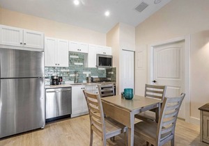 Bermuda Bungalows #1 🌴🏄‍♀️Quick Walk to Public Beach 🏊🩴Pool/Spa On-Site 🏖️🌅Downtown Singer Island 🌊😎Walk to Restuarants, Bars, Shops 🐬🌞Free On-Site Parking!