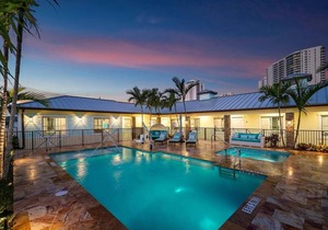 Bermuda Bungalows #1 🌴🏄‍♀️Quick Walk to Public Beach 🏊🩴Pool/Spa On-Site 🏖️🌅Downtown Singer Island 🌊😎Walk to Restuarants, Bars, Shops 🐬🌞Free On-Site Parking!