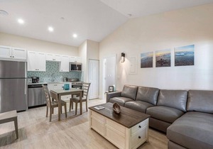 Bermuda Bungalows #3 🌴🏄‍♀️Quick Walk to Public Beach 🏊🩴Pool/Spa On-Site 🏖️🌅Downtown Singer Island 🌊😎Walk to Restuarants, Bars, Shops 🐬🌞Free On-Site Parking!