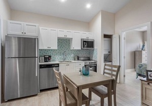 Bermuda Bungalows #3 🌴🏄‍♀️Quick Walk to Public Beach 🏊🩴Pool/Spa On-Site 🏖️🌅Downtown Singer Island 🌊😎Walk to Restuarants, Bars, Shops 🐬🌞Free On-Site Parking!